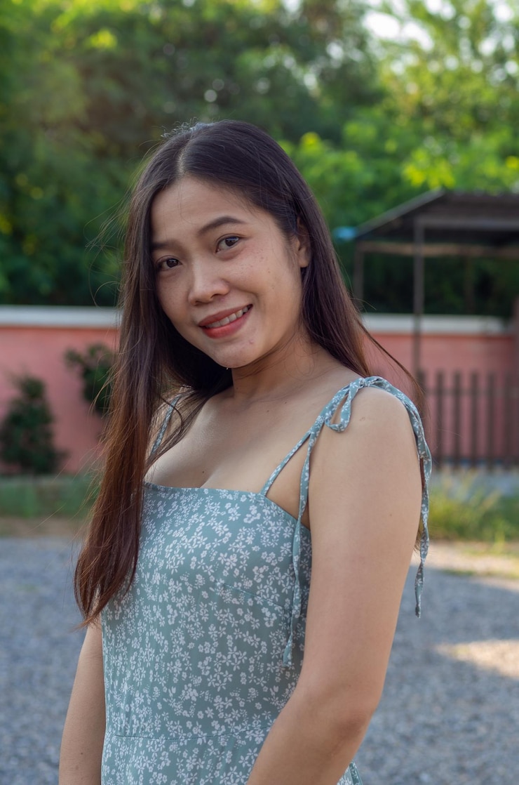 Foto een aziatische thaise vrouw die een blauwe jurk draagt en zich een goed persoon voelt