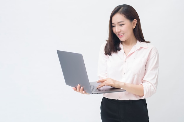 Een Aziatische vrouw houdt laptop computer op witte Studio achtergrond.