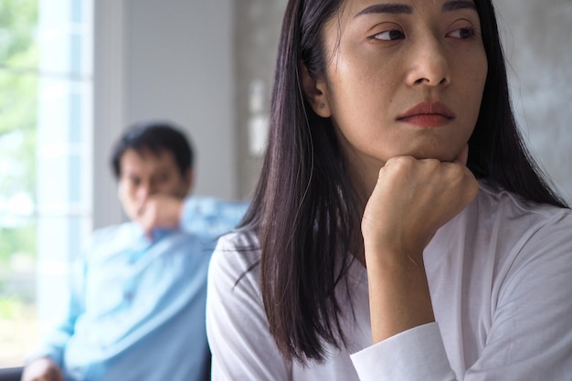Een Aziatische vrouw is gestrest en angstig over de liefdesproblemen tussen haar man na een intense ruzie Concepten van geliefden die familieproblemen hebben echtscheiding of ruzies of conflicten