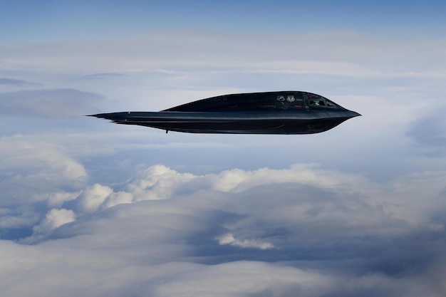 Foto een b - 2 stealth bommenwerper vliegt boven de wolken.