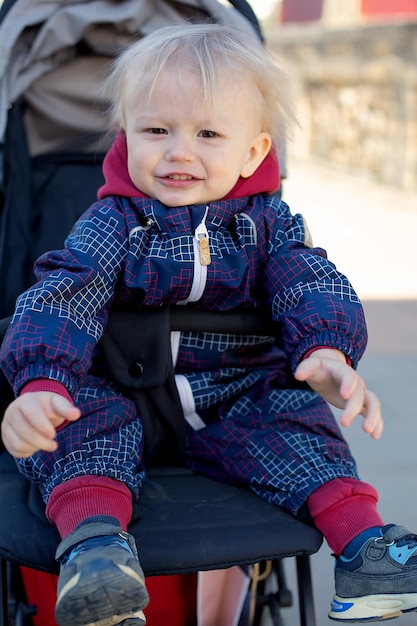 Foto een baby die een jasje draagt met de tekst 