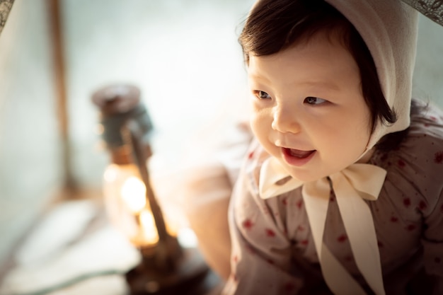 Een baby die speelt met een licht in een tent