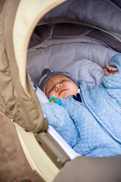 Een baby in een kinderwagen