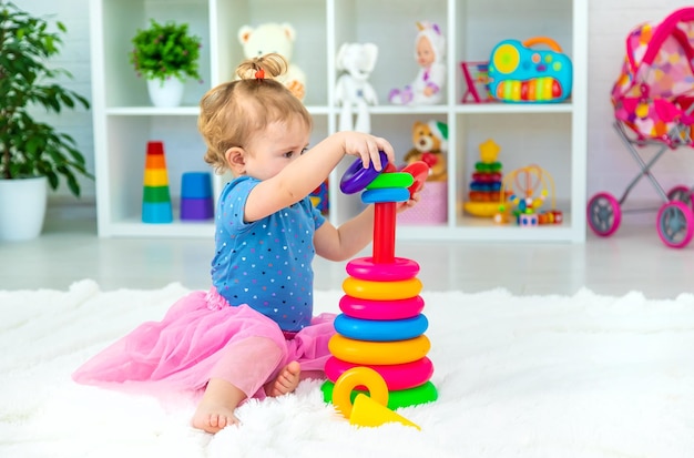 Een baby kind speelt met speelgoed in de speelkamer Selectieve aandacht Kid
