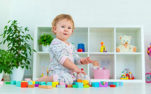 Een baby kind speelt met speelgoed in de speelkamer Selectieve aandacht Kid