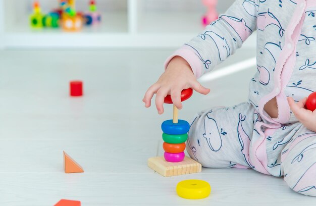 Een baby kind speelt met speelgoed in de speelkamer Selectieve focus