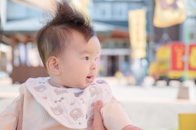 Een baby met een slabbetje waarop staat 'ik ben een baby'