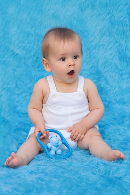 Een baby op een blauwe achtergrond.