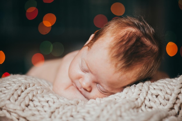 Een baby op een deken kleurrijke bokeh op de achtergrond