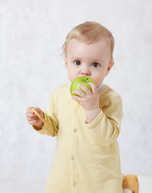 Een baby probeert zijn vuistsnack te eten