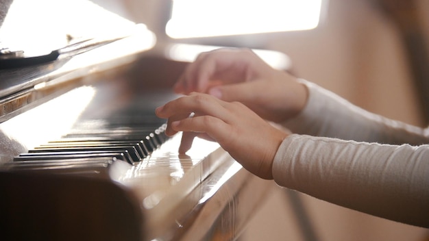 Foto een babyhanden die piano spelen op muziekles