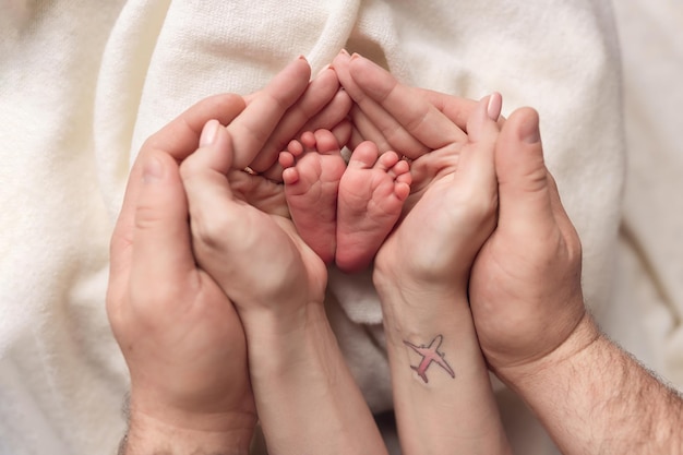 Foto een babyvoetje met een bijl erop