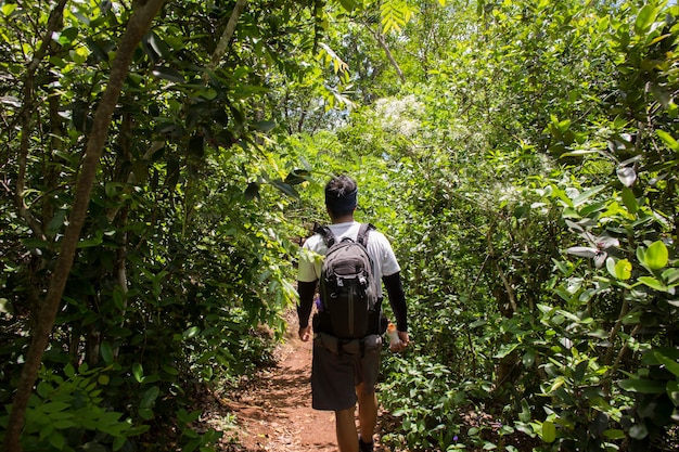 Een backpacker man reist alleen, met rugzak in de bergen