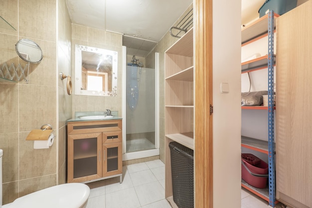 Een badkamer met een glanzend zwarte wastafel houten kast met diep paars