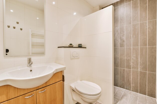 Een badkamer met een wastafel toilet en een douche