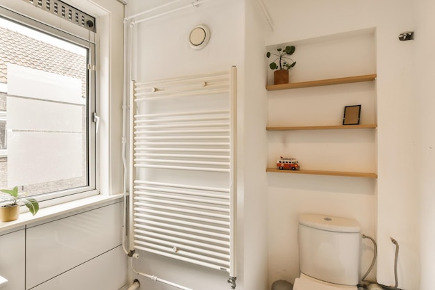 een badkamer met planken op de muur en een toilet in de hoek naast het raam dat open is