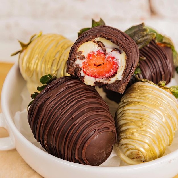 Een bakje aardbeien met een smiley erop