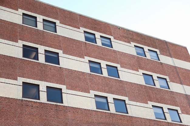 Een bakstenen gebouw dat kracht en een lange levensduur in commercieel vastgoed symboliseert, staat hoog tegenover een