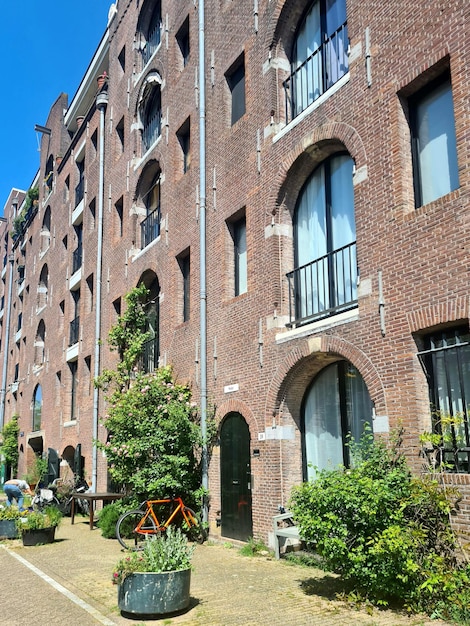 Een bakstenen gebouw met een balkon aan de voorzijde en een bord met "het woord" aan de voorzijde.