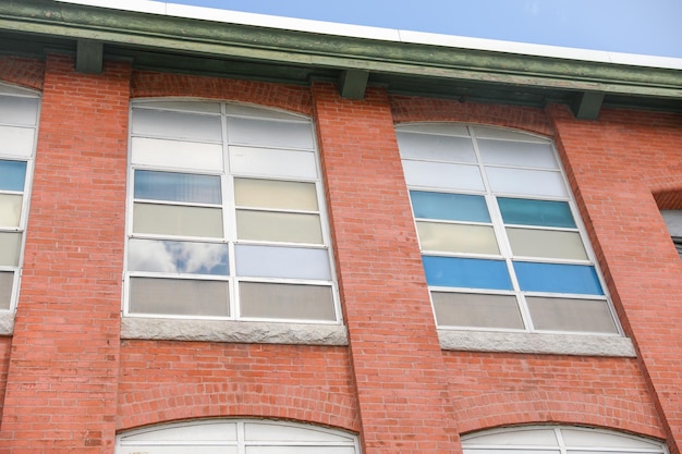 Een bakstenen gebouw met een blauwe lucht in de ramen