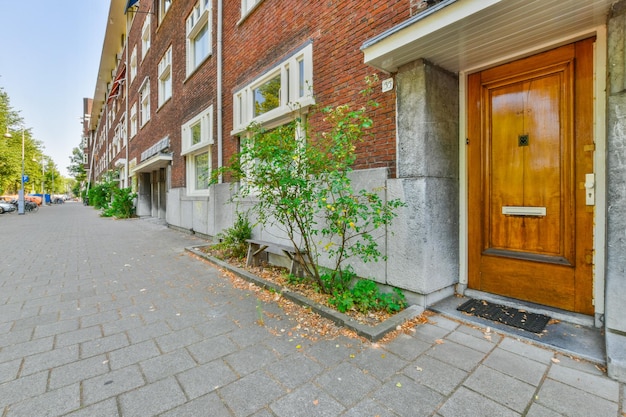 Foto een bakstenen gebouw met een houten deur op een stoep