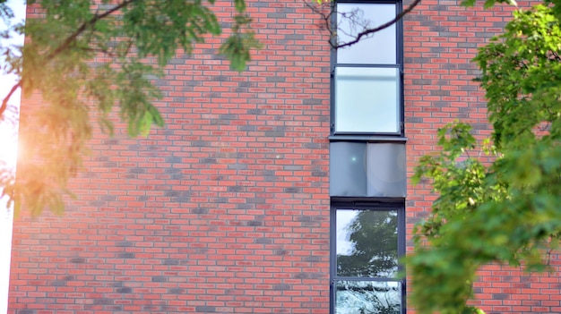 een bakstenen gebouw met een raam met de tekst "geen glas".