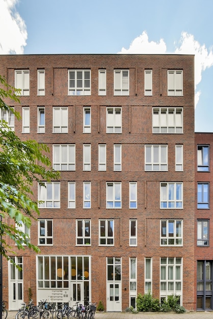 Een bakstenen gebouw met fietsen ervoor geparkeerd