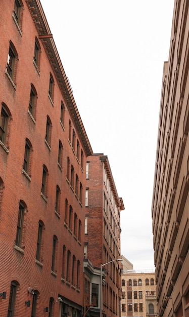 Een bakstenen gebouw met meerdere verdiepingen met een mix van commerciële kantoren en woonappartementen met