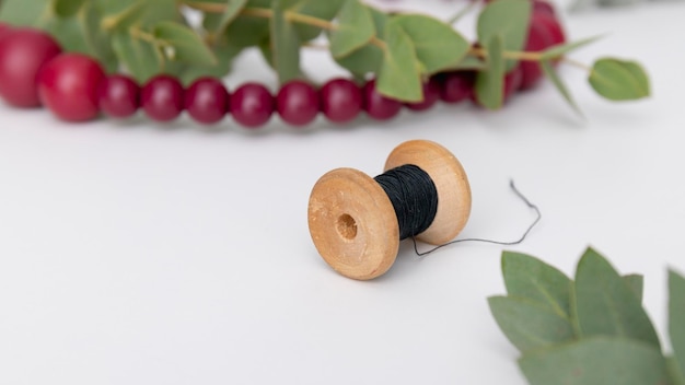 Een bal van zwart touw op de witte tafel staat naast de eucalyptus close-up