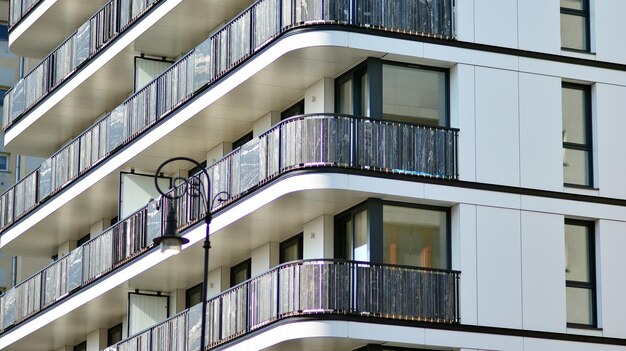 een balkon met balkons en balkons aan een gebouw