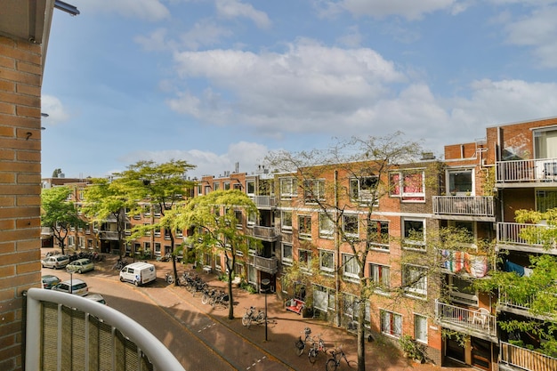 Een balkon met uitzicht op een straat en gebouwen