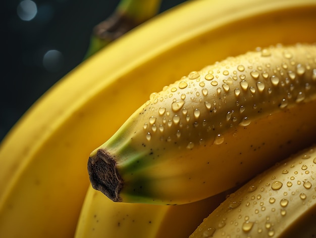 een banaan met waterdruppels erop en een tros bananen met waterdruppels erop.