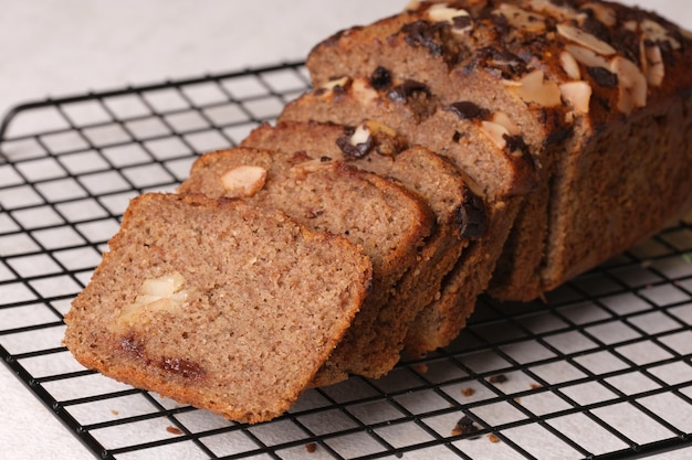 Een bananenbrood op een koelrek