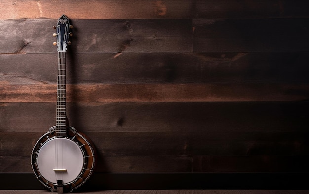 Een banjo leunend tegen een houten wand met het woord banjo erop.