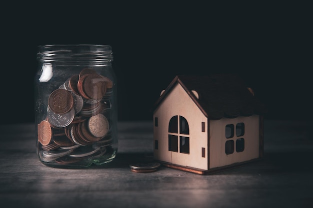 Een bank met munten en een huis op tafel