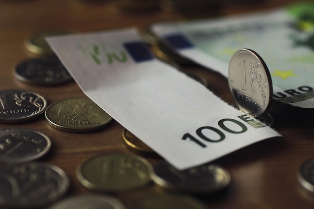 Een bankbiljetwaarde van Europa van 100 euro Het concept van financiën, investeringen, besparingen en contanten Geldachtergrond Valutawissel Economische crisis Roebel euro contant geld