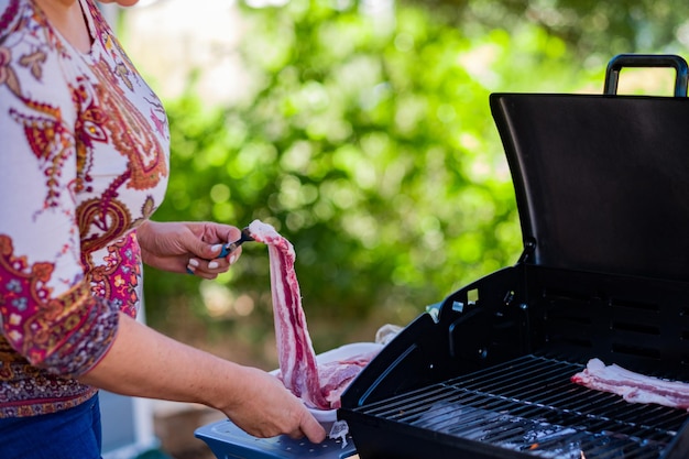 Een barbecue maken met spek en vlees.