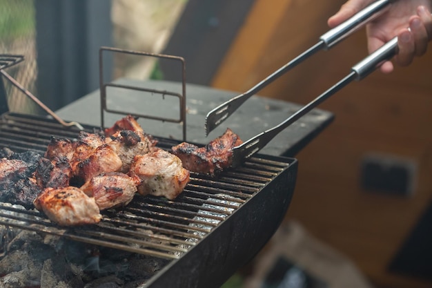 Een barbecuegrill met lekkere sappige steaks wordt gegrild boven een open vuur.