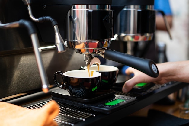 Een barista in een koffiezetapparaat maakt koffie