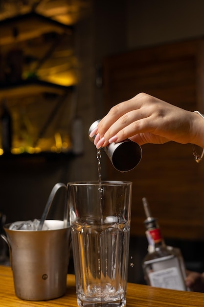 Een barman bereidt een cocktail in de restaurantbar