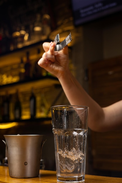 Een barman bereidt een cocktail in de restaurantbar