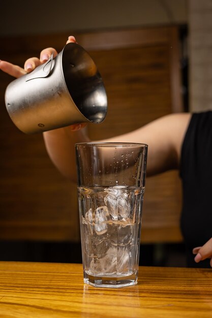 Een barman bereidt een cocktail in de restaurantbar