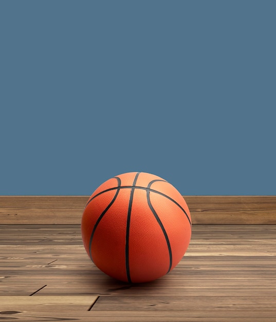 Een basketbal met gekleurde muren op houten vloer