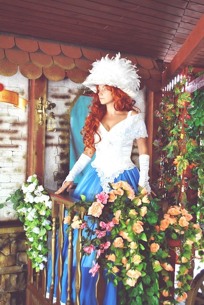 Foto een bedachtzame bruid die op een versierd balkon staat.