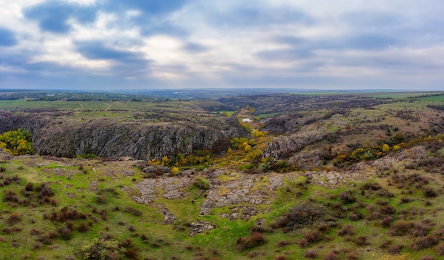 Een beek stroomt in de aktovsky canyon en oekraïne