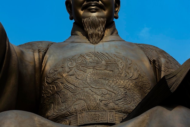 Een beeld van een man in een chinees pak met een draak erop