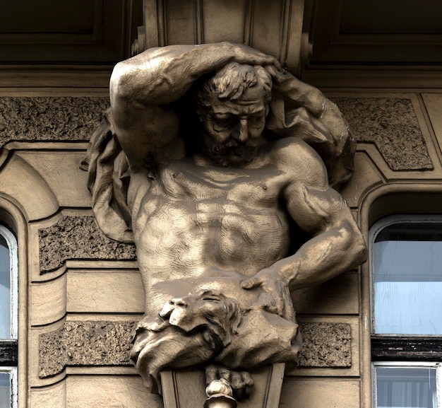 Een beeld van een man met een leeuw op zijn hoofd