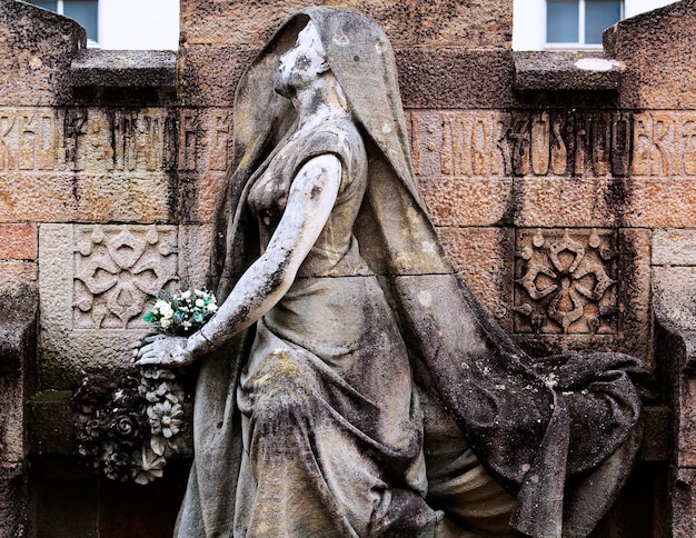 Een beeld van een vrouw met bloemen erop