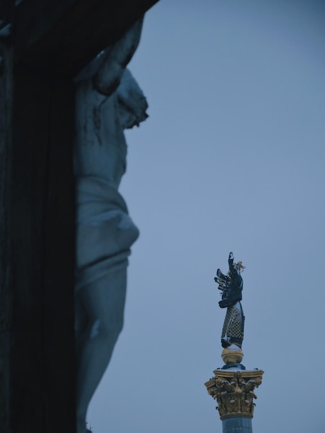 Foto een beeld van een vrouw met een blauw en goud beeld bovenop een gebouw.