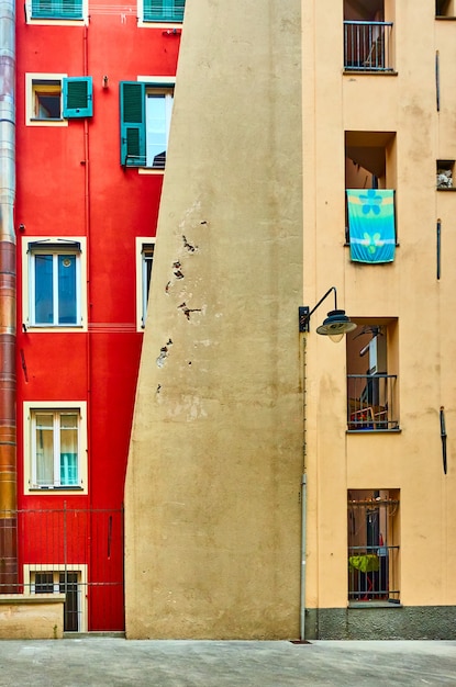 Een beetje vreemde huizen in de stad Genua, Italië. ongebruikelijke architectuur